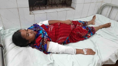 বাগেরহাটে গৃহবধুকে মারধর, বাড়িঘর ভাংচুর-লুট, গ্রেফতার একজন বাগেরহাটে গৃহবধুকে মারধর, বাড়িঘর ভাংচুর-লুট, গ্রেফতার একজন